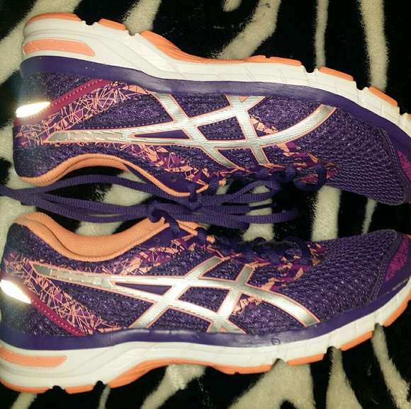Women's Asics Running shoes - Picture 3 of 4